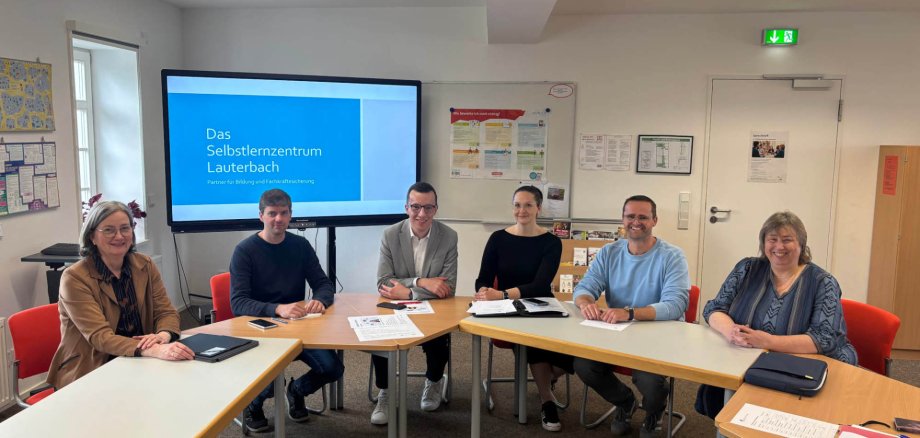Vor-Ort-Termin im Selbstlernzentrum: Erster Kreisbeigeordneter und vhs-Dezernent Patrick Krug (dritter von links) gemeinsam mit Lernberater Peter Seelbach (zweiter von links), Andrea Ortstadt von der Wirtschaftsförderung des Vogelsbergkreises (von links), Lilli Pepler, Projektkoordinatorin „Passgenaue Besetzung & Willkommenslotsen“ von der Vogelsberger Kreishandwerkerschaft, Martin Rahner, stellvertretender Schulleiter der Vogelsbergschule in Lauterbach, und Monika Wüllner, in der Volkshochschule als Koordinatorin für den Hessencampus zuständig, im Nachgang zur Sitzung der Steuerungsgruppe Hessencampus.