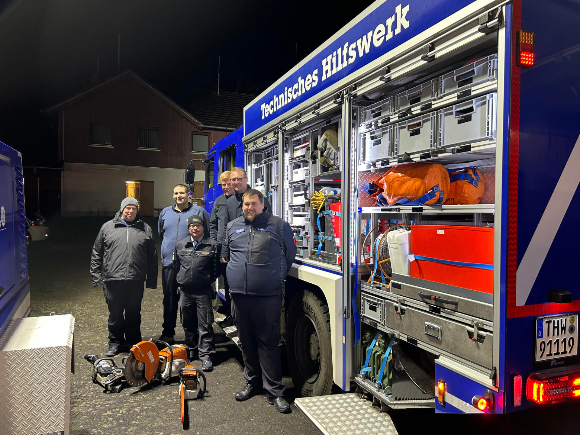 Landrat Dr. Jens Mischak (zweiter von rechts), als Dezernent zuständig für den Bereich Gefahrenabwehr, gemeinsam mit Mark Deppenmeier (von links), Ortsbeauftragter des Ortsvereins Lauterbach, Florian Rühl, Gruppenführer Bergungsgruppe, Sebastian Boß, Gruppenführer Fachgruppe Notversorgung und Notinstandsetzung, und Dominik Rühl, Zugführer und Fachberater, am THW-Standort in Lauterbach.