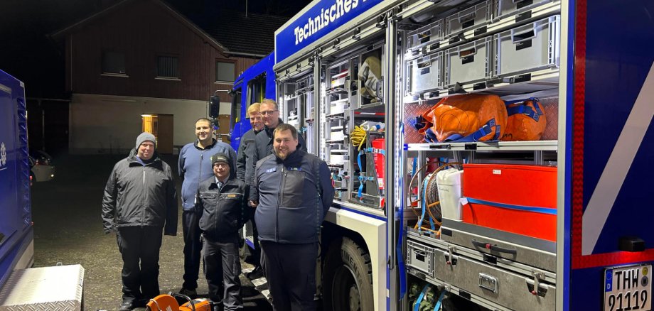 Landrat Dr. Jens Mischak (zweiter von rechts), als Dezernent zuständig für den Bereich Gefahrenabwehr, gemeinsam mit Mark Deppenmeier (von links), Ortsbeauftragter des Ortsvereins Lauterbach, Florian Rühl, Gruppenführer Bergungsgruppe, Sebastian Boß, Gruppenführer Fachgruppe Notversorgung und Notinstandsetzung, und Dominik Rühl, Zugführer und Fachberater, am THW-Standort in Lauterbach.