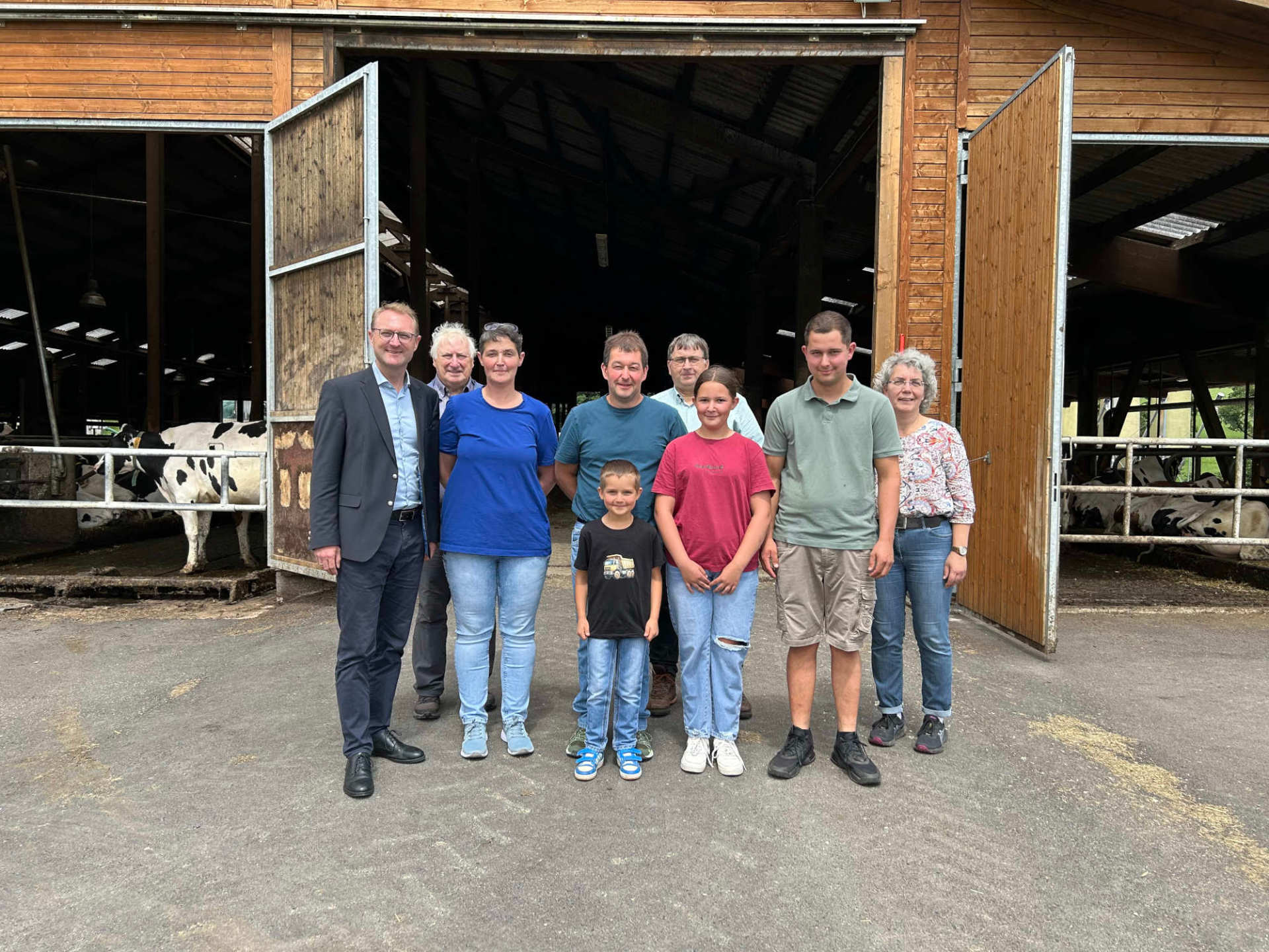Landrat Dr. Jens Mischak (links) besuchte gemeinsam mit Dorothea Mauß (rechts), Leiterin des Sachgebiets Landwirtschaft und Agrarförderung, und Joachim Schönfeld (hinten, Mitte), aus dem Sachgebiet Landschaftspflege den Betrieb der Familie Nieß in Schotten-Sichenhausen. 