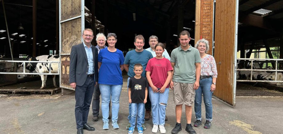 Landrat Dr. Jens Mischak (links) besuchte gemeinsam mit Dorothea Mauß (rechts), Leiterin des Sachgebiets Landwirtschaft und Agrarförderung, und Joachim Schönfeld (hinten, Mitte), aus dem Sachgebiet Landschaftspflege den Betrieb der Familie Nieß in Schotten-Sichenhausen. 