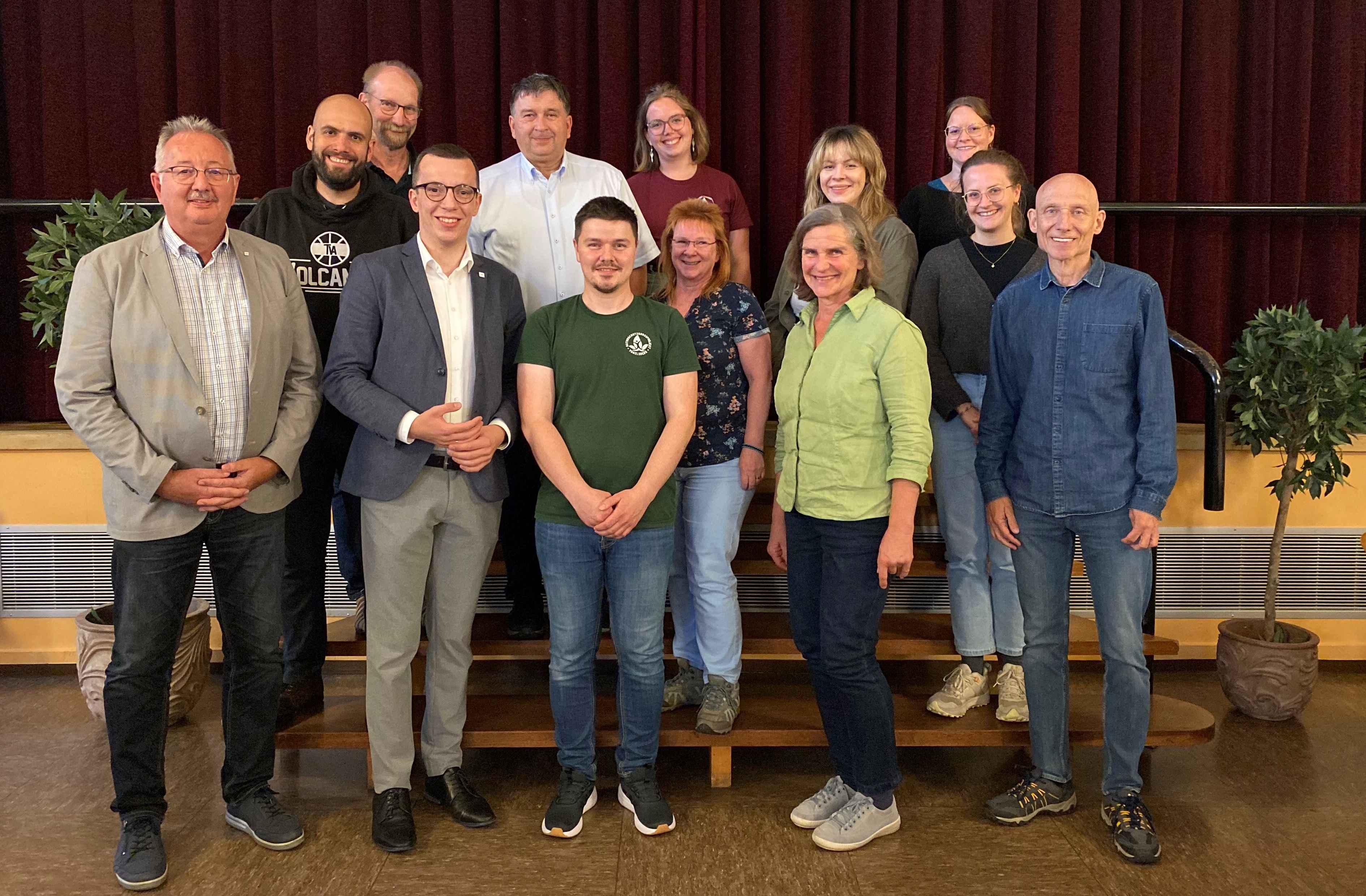 Freut sich über die zweijährige Verlängerung des Naturschutzgroßprojektes: Erster Kreisbeigeordneter Patrick Krug (erste Reihe, Zweiter von links) im Kreise der Fördermittelgeber und Betreuer des Projektes aus dem Vogelsbergkreis.