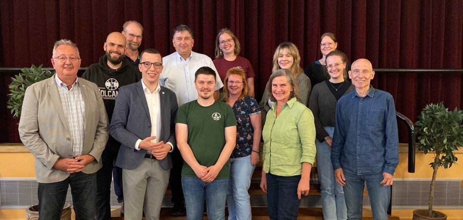 Freut sich über die zweijährige Verlängerung des Naturschutzgroßprojektes: Erster Kreisbeigeordneter Patrick Krug (erste Reihe, Zweiter von links) im Kreise der Fördermittelgeber und Betreuer des Projektes aus dem Vogelsbergkreis.