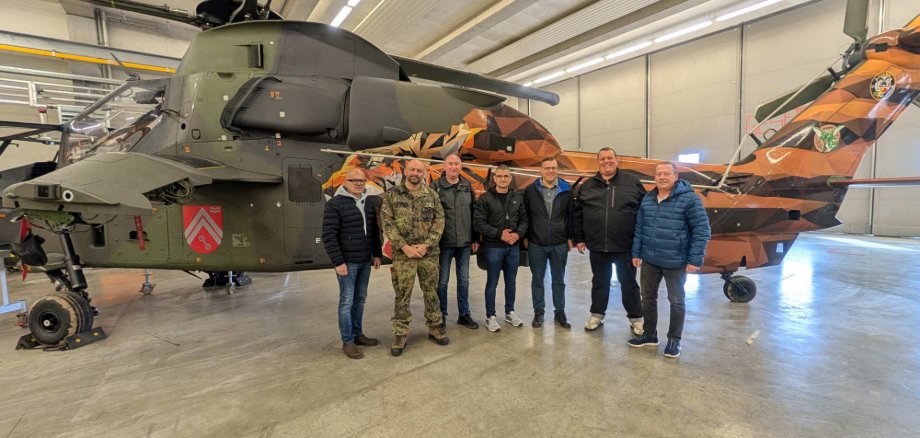 Die Vogelsberger Delegation nahm natürlich auch den Kampfhubschrauber „Tiger“ in Augenschein.