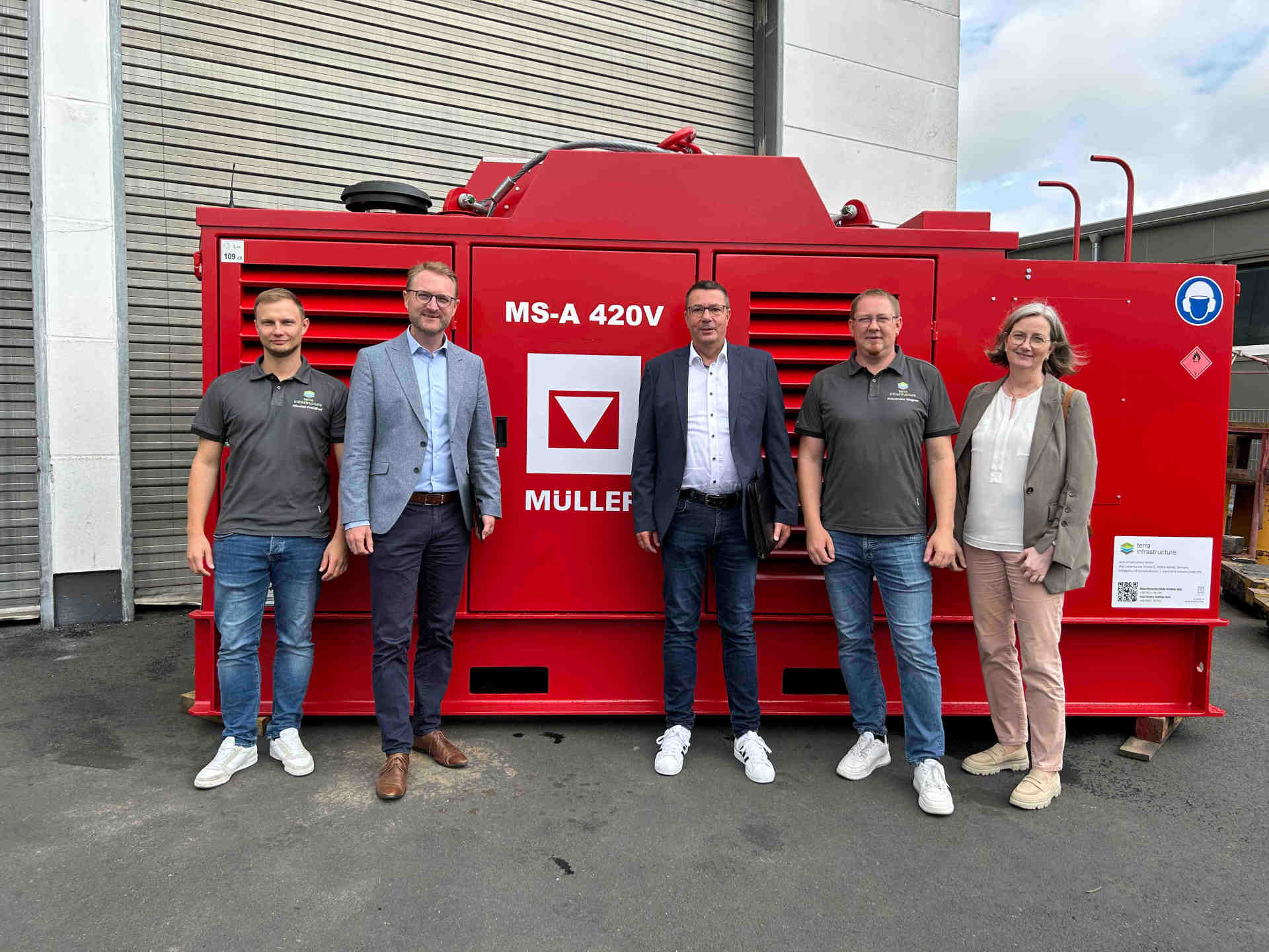 Landrat Dr. Jens Mischak (Zweiter von links) zeigte sich beeindruckt von den Produkten der Firma terra infrastructure. Gemeinsam mit Andrea Ortstadt von der Wirtschaftsförderung des Kreises sowie Harald Raschel von der KVA Vogelsbergkreis – Kommunales Jobcenter (Mitte) besuchte er das Unternehmen in Alsfeld. Die Standortleiter Nicolai Freidhof (links) und Alexander Wagner (Zweiter von rechts) informierten über und führten durch die Firma. 