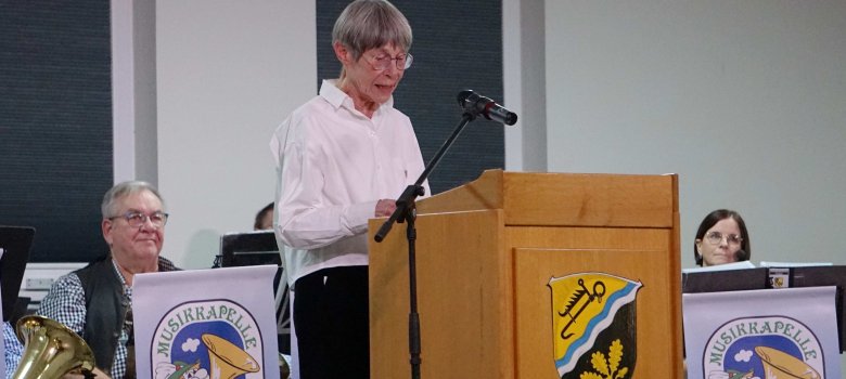 Barbara Eckhardt, Kreisbeigeordnete des Landkreises Hersfeld-Rotenburg, lobt den Verdienst der Dörfer, der mehreren Generationen zugutekommt.