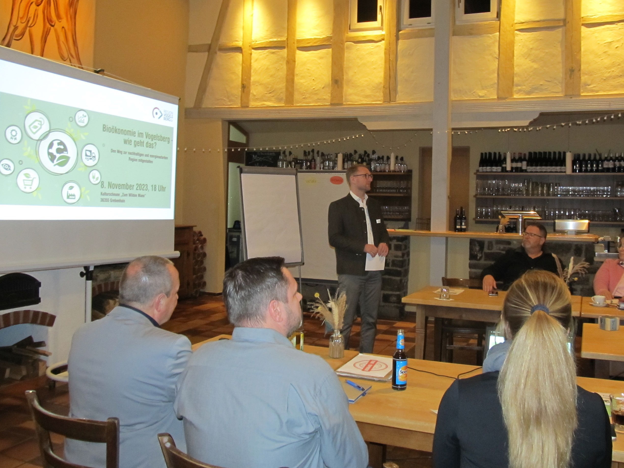 Dr. Jens Mischak, Erster Kreisbeigeordneter und Vorsitzender des Vereins Region Vogelsberg, begrüßte die Gäste im „Wilden Mann“ zur Auftaktveranstaltung Bioökonomie. 