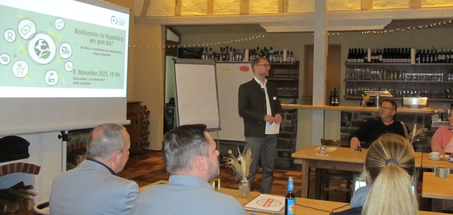 Dr. Jens Mischak, Erster Kreisbeigeordneter und Vorsitzender des Vereins Region Vogelsberg, begrüßte die Gäste im „Wilden Mann“ zur Auftaktveranstaltung Bioökonomie. 