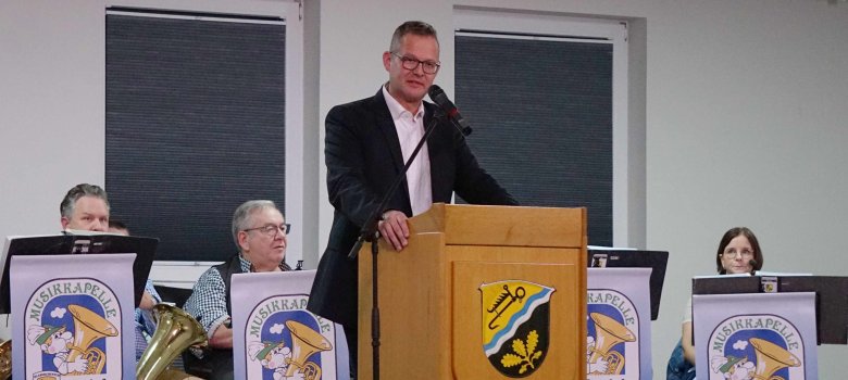 Schwalmtals Bürgermeister Timo Georg freut sich über den Storndorfer Sieg im Wettbewerb und grüßt die Gäste im Dorfgemeinschaftshaus des Siegerdorfs.