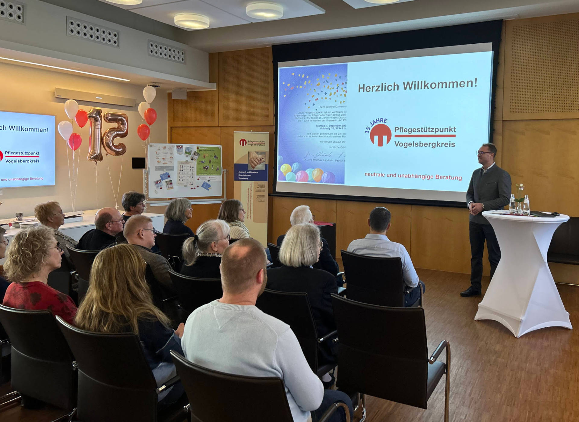 Landrat Dr. Jens Mischak begrüßt die Gäste zur Feier anlässlich des 15-jährigen Bestehens vom Pflegestützpunkt Vogelsbergkreis.