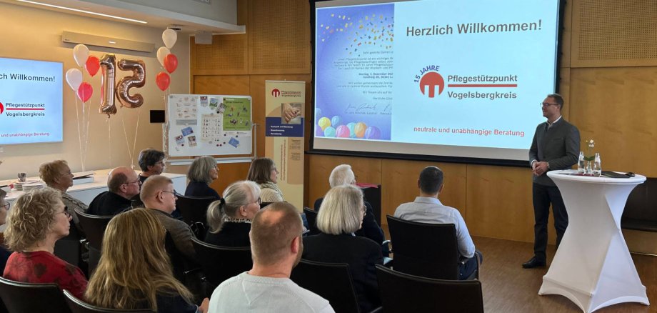 Landrat Dr. Jens Mischak begrüßt die Gäste zur Feier anlässlich des 15-jährigen Bestehens vom Pflegestützpunkt Vogelsbergkreis.