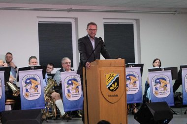 Landrat Dr. Jens Mischak gratuliert allen Teilnehmerdörfern, die sich um ihre Dorfgemeinschaft verdient gemacht haben. - Link öffnet seitenüberlagerndes Dialog-Fenster