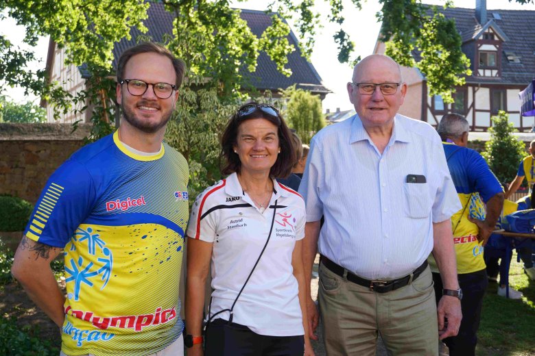 Kurt Wiegel (von rechts), Beauftragter für Senioren und Inklusion, Astrid Staubach, Sportkreis Vogelsberg, gemeinsam mit Dominic Günther, Bewegungskoordinator des Vogelsbergkreises, schauen lachend in die Kamera.