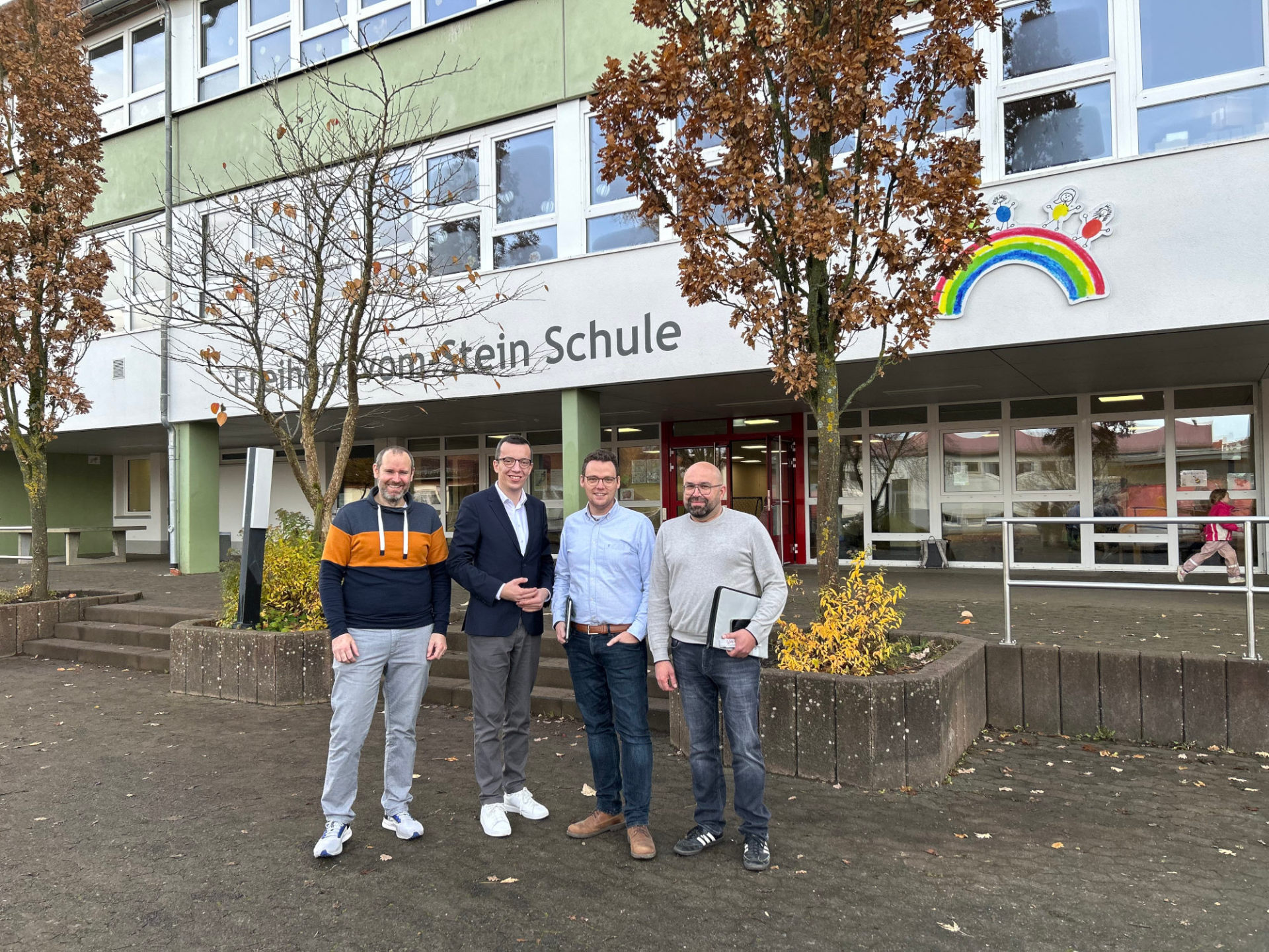 Erster Kreisbeigeordneter und Schuldezernent Patrick Krug (zweiter von links) ist gemeinsam mit Matthias Röse (von rechts), Leiter des Amts für Schulische Bildung und Betreuung, und Stefan Schmidt, Leiter des Amts für Hochbau, Energie und Gebäudewirtschaft, an der Freiherr-vom-Stein Schule in Herbstein zu Gast. Dort werden sie von Schulleiter Dominik Günthner empfangen. 