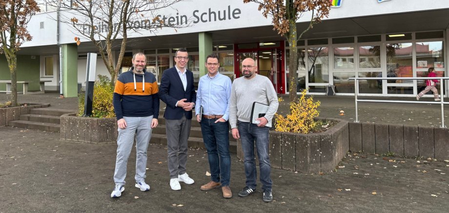 Erster Kreisbeigeordneter und Schuldezernent Patrick Krug (zweiter von links) ist gemeinsam mit Matthias Röse (von rechts), Leiter des Amts für Schulische Bildung und Betreuung, und Stefan Schmidt, Leiter des Amts für Hochbau, Energie und Gebäudewirtschaft, an der Freiherr-vom-Stein Schule in Herbstein zu Gast. Dort werden sie von Schulleiter Dominik Günthner empfangen.