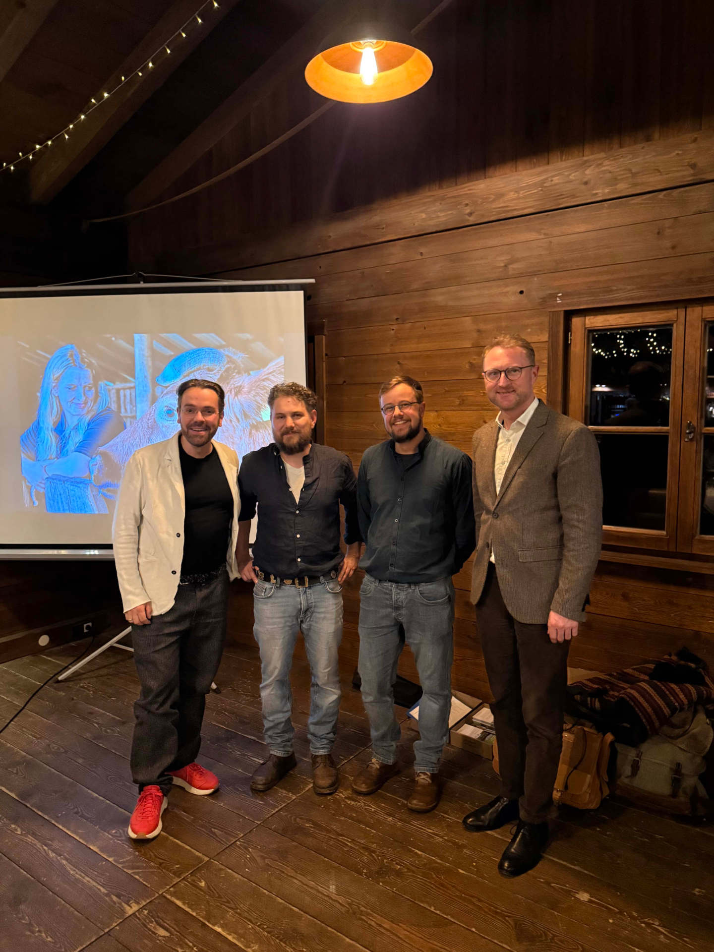 Landrat und Landwirtschaftsdezernent Dr. Jens Mischak (von rechts) gemeinsam mit Mario Hanisch und Thassilo Görgen, die beiden Projektkoordinatoren der Ökomodell-Region Vogelsberg, sowie Kommunikationsdesigner Hendrik Haase, der die Marketingstrategie präsentierte.