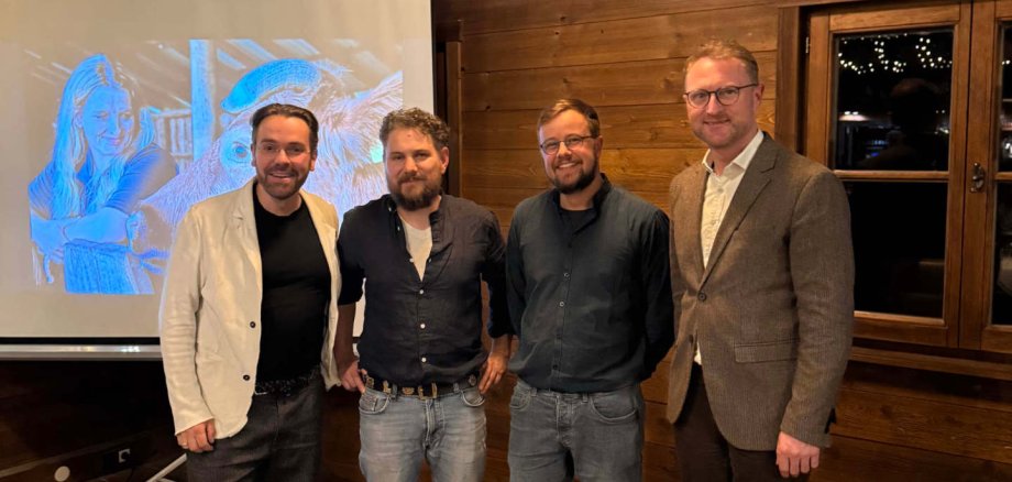 Landrat und Landwirtschaftsdezernent Dr. Jens Mischak (von rechts) gemeinsam mit Mario Hanisch und Thassilo Görgen, die beiden Projektkoordinatoren der Ökomodell-Region Vogelsberg, sowie Kommunikationsdesigner Hendrik Haase, der die Marketingstrategie präsentierte.