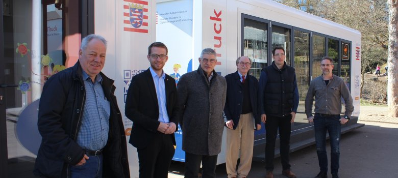 Sechs Herren haben sich für ein Gruppenbild vor zwei Unterrichtscontainern aufgestellt. Landrat Manfred Görig (Dritter von links), gemeinsam mit Berthold Habermehl (von links), Leiter des Amtes für Schulische Bildung und Betreuung, Michael Ruhl, Abgeordneter der CDU im hessischen Landtag, Rainer-Hans Vollmöller, Bürgermeister der Stadt Lauterbach, Michael Schäfer, stellvertretender Schulleiter der Eichbergschule, und Schulleiter Alexander Karney vor den beiden Digital-Truck-Containern. 