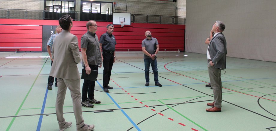 Landrat Manfred Görig informiert sich vor Ort über die Sanierungsarbeiten in der Alsfelder Großsporthalle, in der derzeit für eine halbe Million Euro die Elektro- und Sicherheitsanlagen erneuert werden.