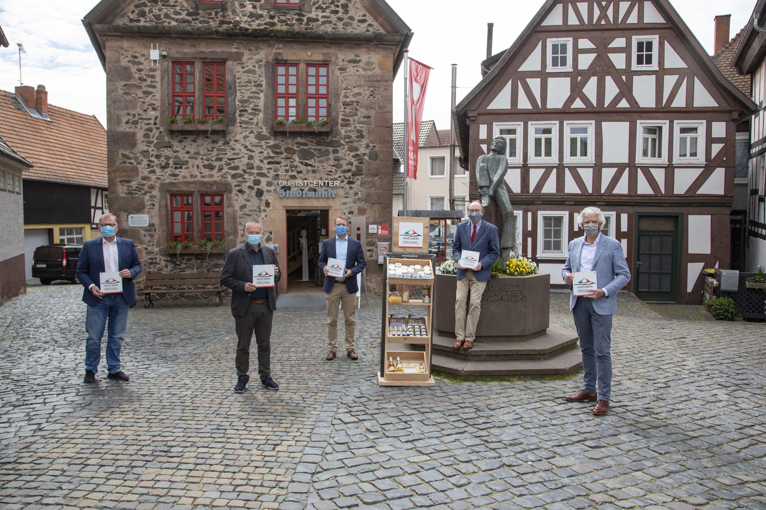 Eine weitere Verkaufsstelle: Stadtmarketing-Sprecher Martin Hank (von links), Stadtrat Lothar Pietsch, Erster Kreisbeigeordneter Dr. Jens Mischak, Bürgermeister Rainer-Hans Vollmöller und Lorenz Kock vom Amt für Wirtschaft und den ländlichen Raum bei der Eröffnung.