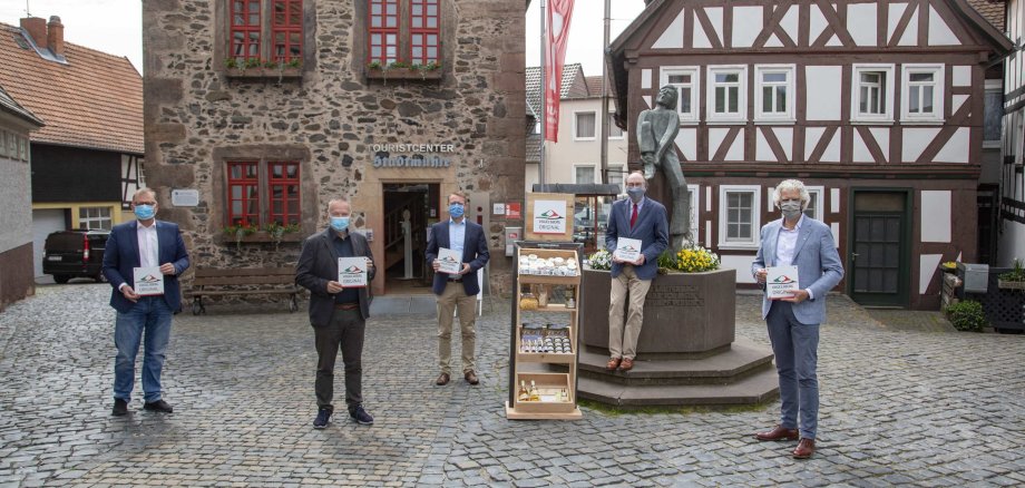 Eine weitere Verkaufsstelle: Stadtmarketing-Sprecher Martin Hank (von links), Stadtrat Lothar Pietsch, Erster Kreisbeigeordneter Dr. Jens Mischak, Bürgermeister Rainer-Hans Vollmöller und Lorenz Kock vom Amt für Wirtschaft und den ländlichen Raum bei der Eröffnung.