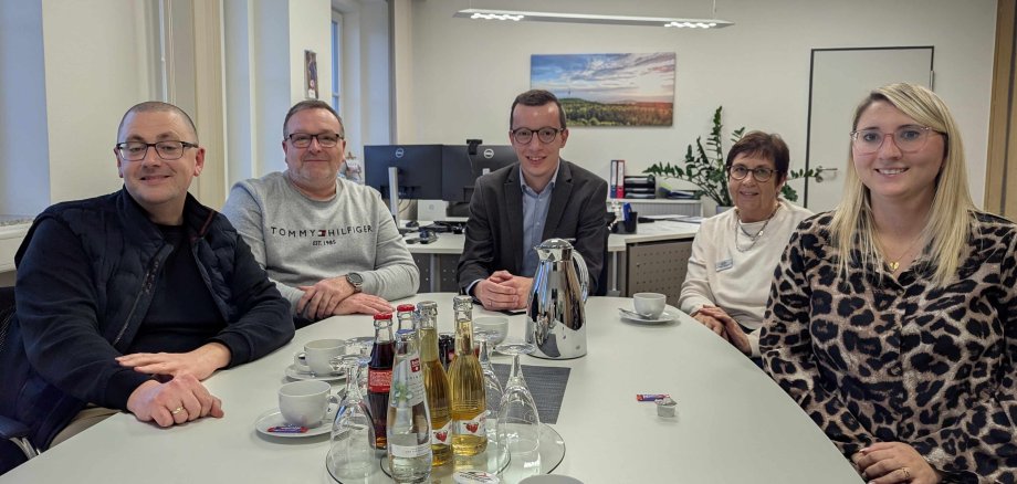 Erster Kreisbeigeordneter und Sozialdezernent Patrick Krug (Mitte) im Gespräch mit Tatjana Sawatzky (von rechts), Petra Blank und Michael Merschrod von der Fachstelle Prävention im Alter gemeinsam mit Bastian Heck, Leiter des Sachgebiets Soziale Dienste im Amt für Soziales und Ausländerrecht, beim Vorstellungstermin in der Kreisverwaltung.