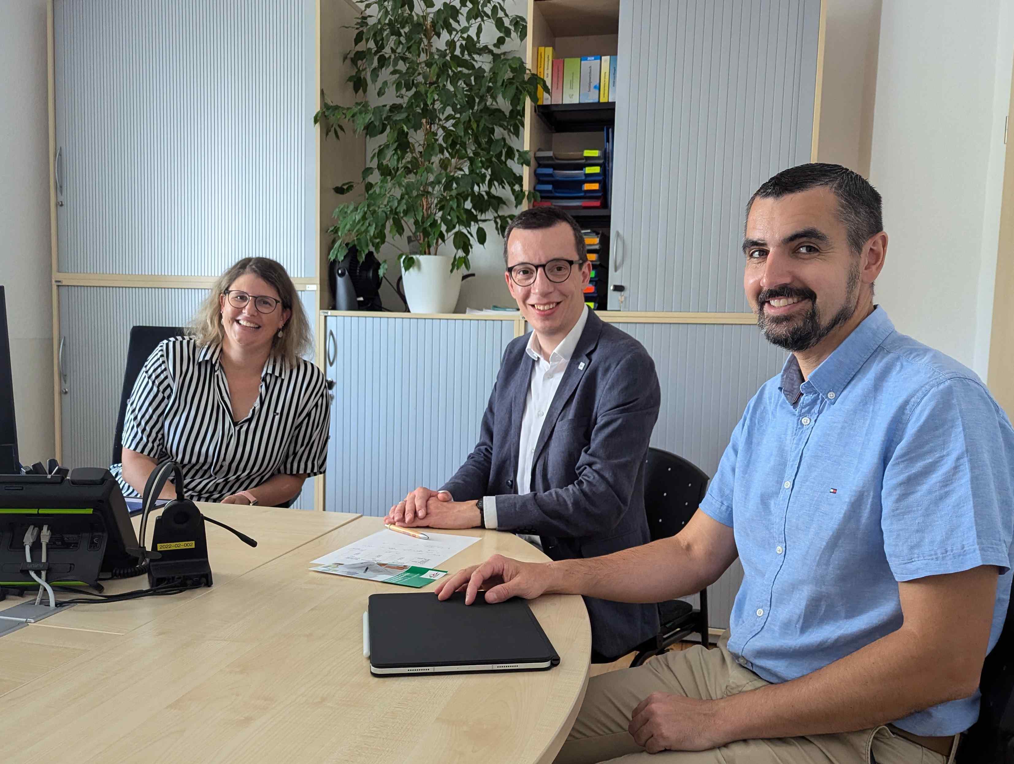 Bei Victoria Heid von der Rentenstelle des Vogelsbergkreises: Patrick Krug (Mitte), Erster Kreisbeigeordneter und neuer Sozialdezernent, stattet dem wichtigen Beratungsangebot gemeinsam mit René Lippert, Leiter des Amtes für Soziales und Ausländerrecht, einen kurzen Besuch ab.