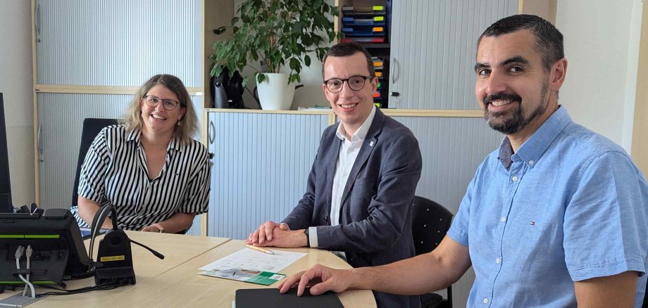 Bei Victoria Heid von der Rentenstelle des Vogelsbergkreises: Patrick Krug (Mitte), Erster Kreisbeigeordneter und neuer Sozialdezernent, stattet dem wichtigen Beratungsangebot gemeinsam mit René Lippert, Leiter des Amtes für Soziales und Ausländerrecht, einen kurzen Besuch ab.