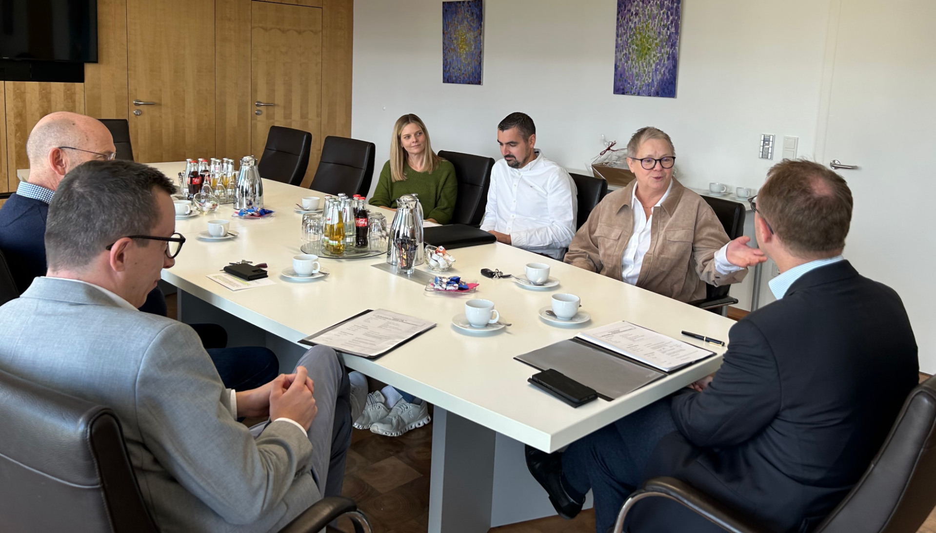 46 Jahre war Heidrun Baß (Zweite von rechts) im Amt für Soziales und Ausländerrecht beschäftigt, nun wurde sie von Landrat Dr. Jens Mischak und Erstem Kreisbeigeordneten Patrick Krug, den Amtsleitern Lippert und Schäfer und der Gleichstellungsbeauftragten Elisabeth Lippert in den Ruhestand verabschiedet.