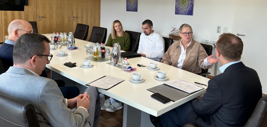 46 Jahre war Heidrun Baß (Zweite von rechts) im Amt für Soziales und Ausländerrecht beschäftigt, nun wurde sie von Landrat Dr. Jens Mischak und Erstem Kreisbeigeordneten Patrick Krug, den Amtsleitern Lippert und Schäfer und der Gleichstellungsbeauftragten Elisabeth Lippert in den Ruhestand verabschiedet.