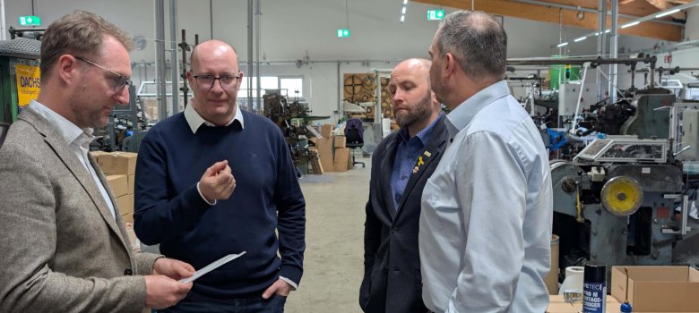 Rundgang durch die Produktion: Geschäftsführer Vonderheid (zweiter von links) und Verkaufsleiter Lehmer (rechts) erläutern Landrat und Wirtschaftsdezernent Dr. Jens Mischak (von links) und Schottens Bürgermeister Benjamin Göbl die Abläufe. 