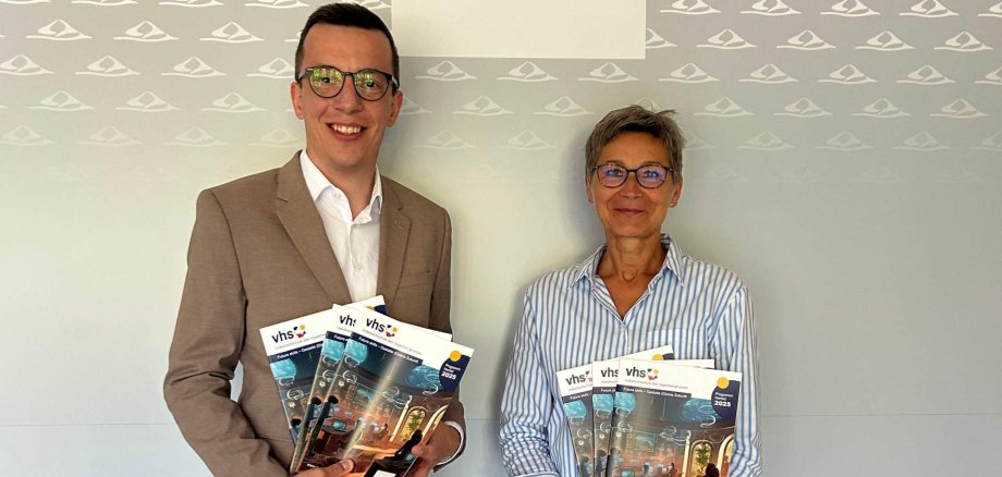 Im Herbstsemester bietet die Volkshochschule des Vogelsbergkreises wieder mehr als 400 Kurse an, erklären Erster Kreisbeigeordneter Patrick Krug und vhs-Leiterin Kirsten Wegwerth bei der Vorstellung des neuen Programms.