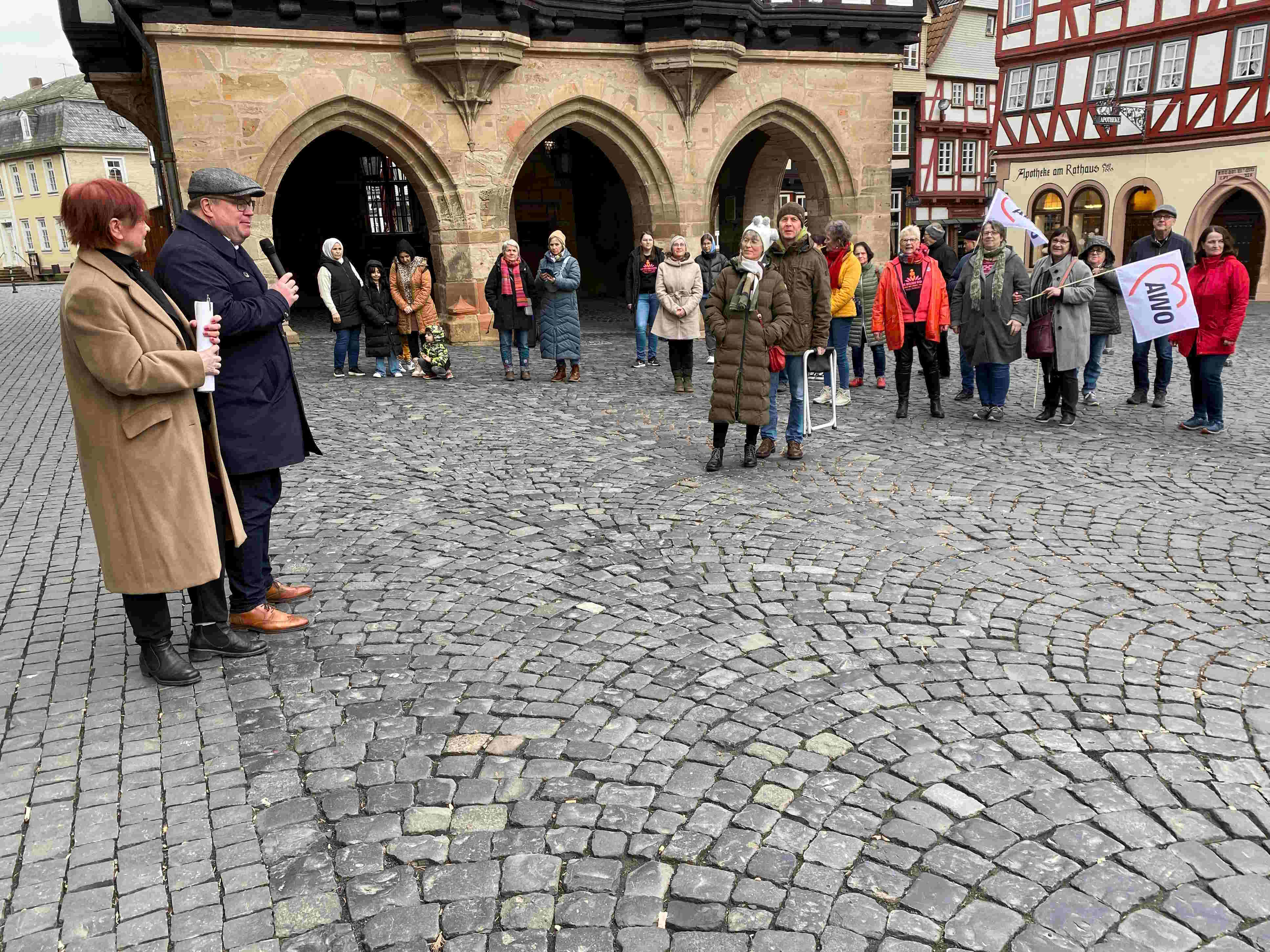 Bürgermeister Stephan Paule begrüßte gemeinsam mit Elisabeth Hillebrand, Beauftragte des Vogelsbergkreises für Integration und Gleichstellung, die Menschen auf dem Alsfelder Marktplatz.