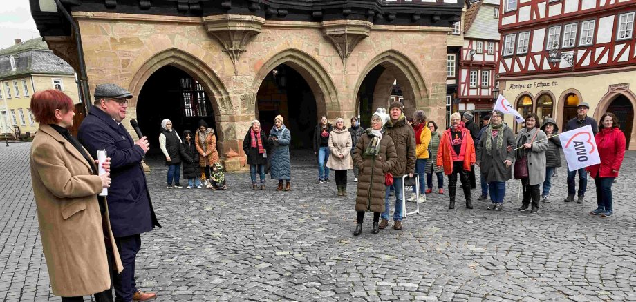 Bürgermeister Stephan Paule begrüßte gemeinsam mit Elisabeth Hillebrand, Beauftragte des Vogelsbergkreises für Integration und Gleichstellung, die Menschen auf dem Alsfelder Marktplatz.