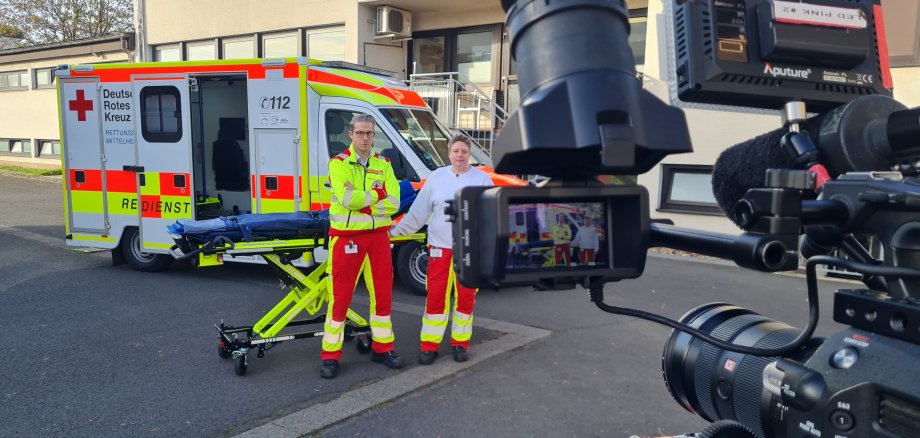 Rettungssanitäterin Mareike Diehl und Notfallsanitäter Andre Hoß beim Dreh im Hof der DRK-Rettungswache in Alsfeld. Dieser wurde kurz darauf unterbrochen, denn die beiden mussten zum Einsatz. 