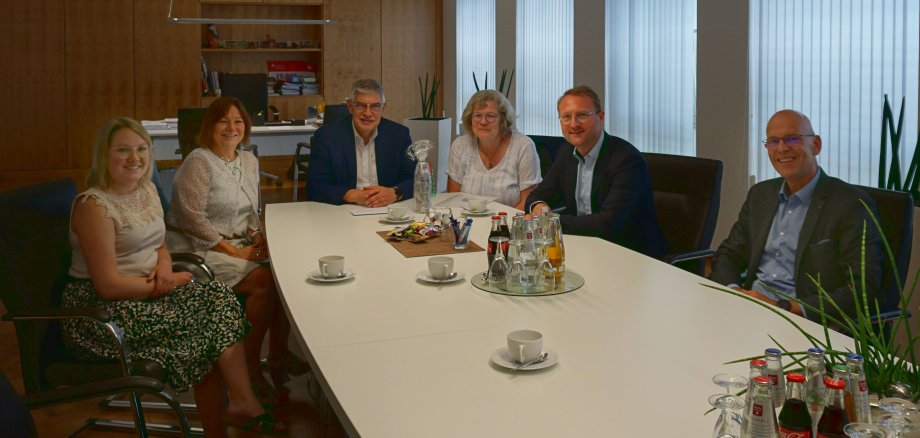 Landrat Manfred Görig (Mitte) und Dr. Jens Mischak (Zweiter von rechts) verabschieden gemeinsam Ulrich Schäfer, Leiter Haupt- und Personalamt (rechts), Vanessa Hoyer (von links) vom Personalrat und Dagmar Scherer, Leitung des Jugendamtes, Petra Jung in den Ruhestand.