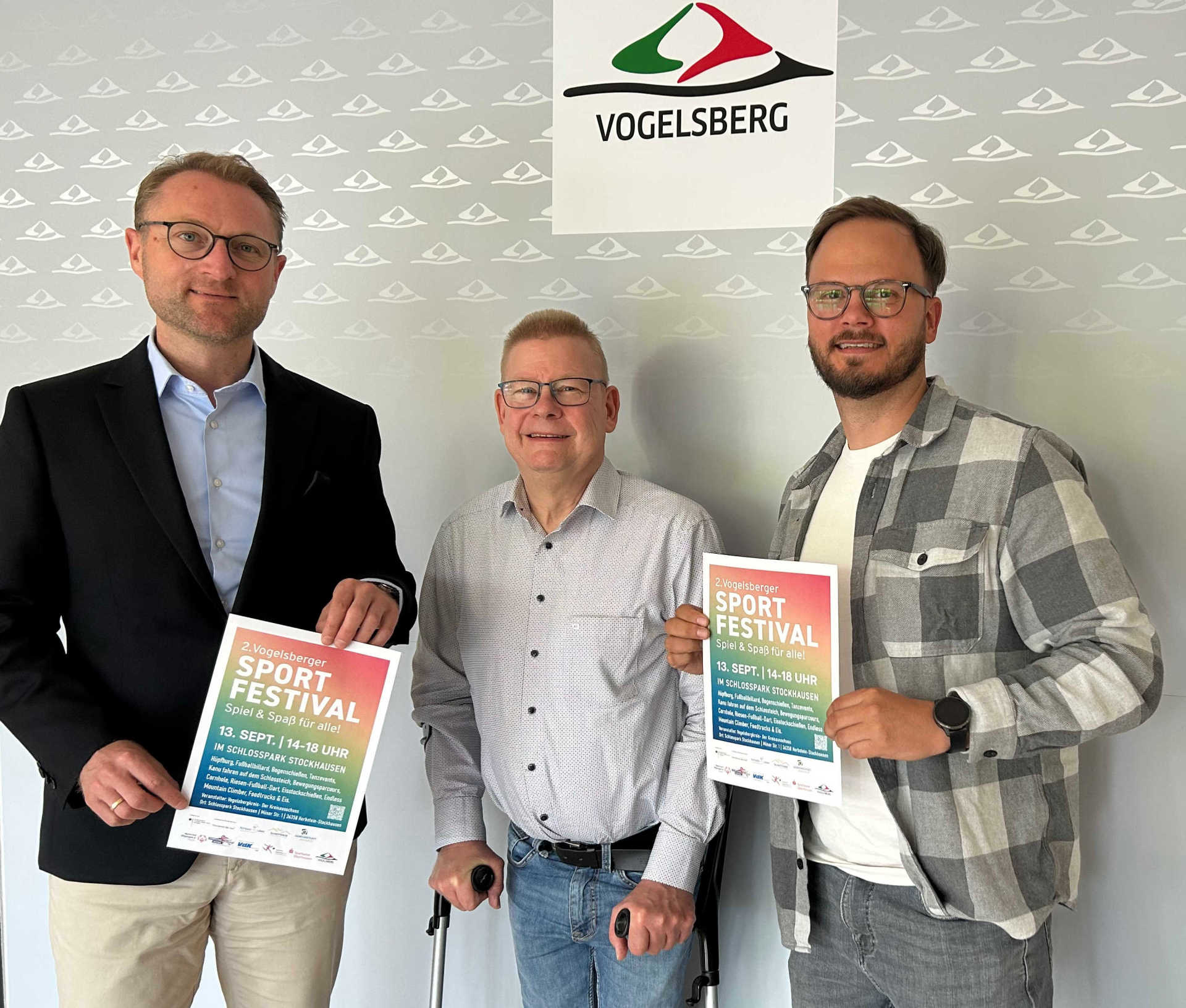 „Wir haben wieder ein Angebot für alle bei unserem inklusiven Sportfestival“, sagt Landrat Dr. Jens Mischak (links), der das Programm gemeinsam mit Sportkoordinator Dominic Günther (rechts) und dem Kommunalen Behindertenbeauftragten, Hans-Jürgen Röhr, vorstellt.