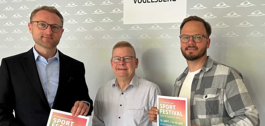 „Wir haben wieder ein Angebot für alle bei unserem inklusiven Sportfestival“, sagt Landrat Dr. Jens Mischak (links), der das Programm gemeinsam mit Sportkoordinator Dominic Günther (rechts) und dem Kommunalen Behindertenbeauftragten, Hans-Jürgen Röhr, vorstellt.