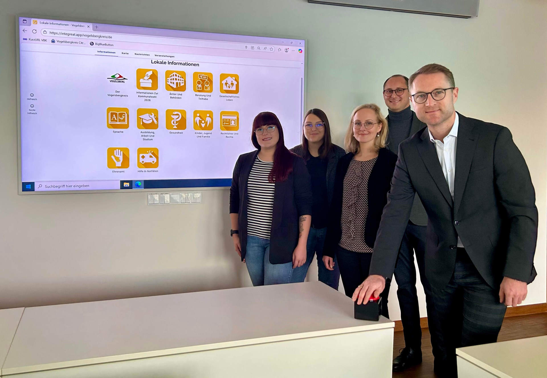 Start frei für die Integreat App des Vogelsbergkreises: Landrat Dr. Jens Mischak, Oliver Sander, Leiter der Stabsstelle Gremien und politische Steuerung, und das dort angesiedelte WIR Vielfaltszentrum mit Fleur Frenk, Sonja Kaiser und Antonia Schäfer (von rechts) beim offiziellen Startschuss.