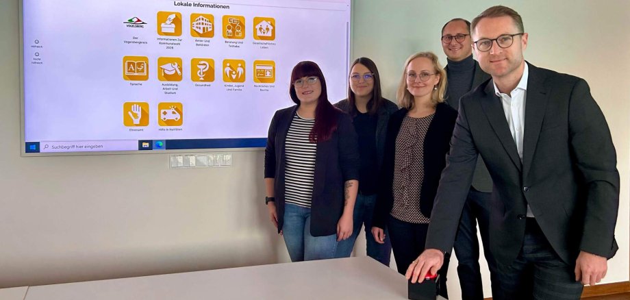 Start frei für die Integreat App des Vogelsbergkreises: Landrat Dr. Jens Mischak, Oliver Sander, Leiter der Stabsstelle Gremien und politische Steuerung, und das dort angesiedelte WIR Vielfaltszentrum mit Fleur Frenk, Sonja Kaiser und Antonia Schäfer (von rechts) beim offiziellen Startschuss.
