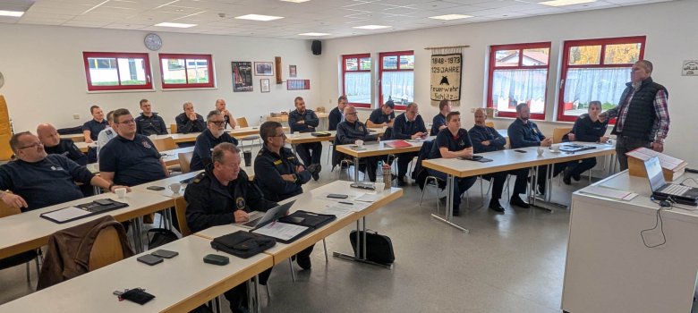 Blick in die Runde. Rund 20 Personen folgen einem Vortrag. 