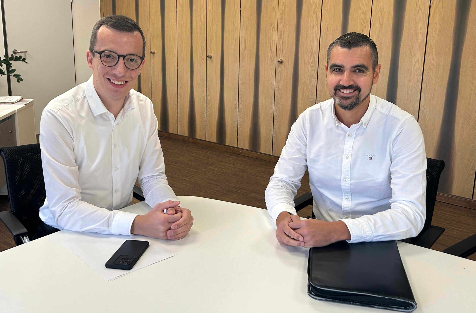 20 Jahre KVA: Die Kommunale Vermittlungsagentur des Vogelsbergkreises ist im Grunde genommen für drei Bereiche verantwortlich, sie zahlt die Grundsicherung aus, sie unterstützt die Kunden in der aktuellen Lebenssituation und sie vermittelt in Arbeit, erläutern Erster Kreisbeigeordneter Patrick Krug (links) und Rene Lippert, der Leiter des Amtes für Soziales und Ausländerrecht, im Interview.