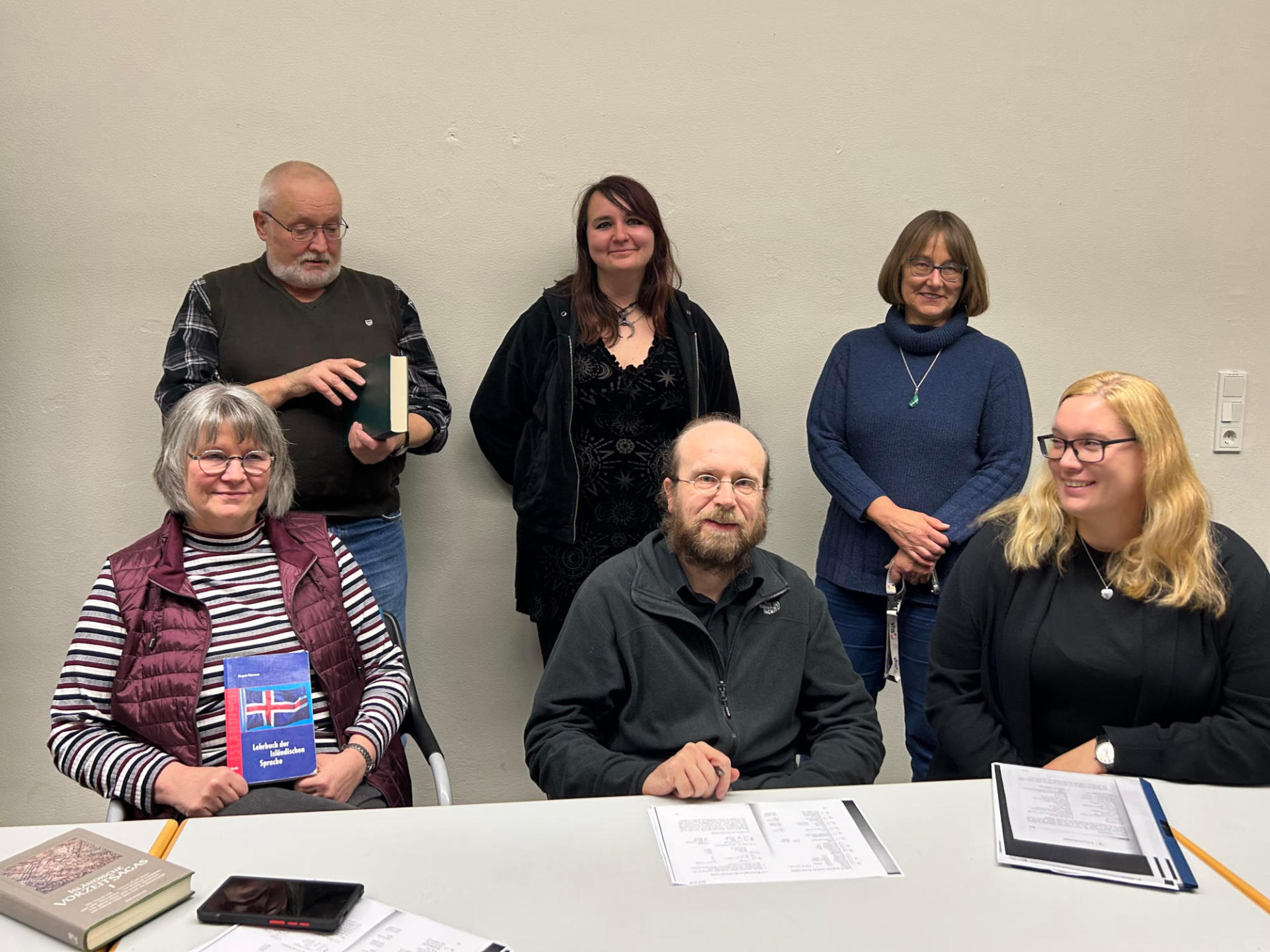 Sind begeistert von Island und der isländischen Musik – und deshalb lernen sie die Sprache an der Vogelsberger Volkshochschule: Andrea, Mario und Katharina (vorne von links) sowie Roland mit Kursleiterin Karolin Gornetzki und Monika Schenker (hinten von links), die an der vhs den Fachbereich Sprachen leitet.