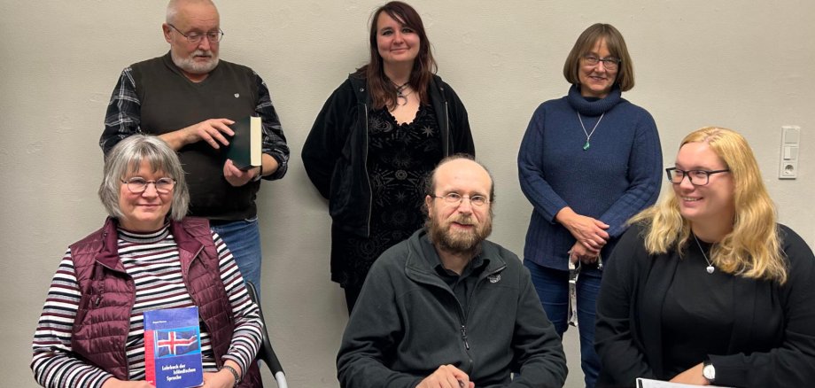 Sind begeistert von Island und der isländischen Musik – und deshalb lernen sie die Sprache an der Vogelsberger Volkshochschule: Andrea, Mario und Katharina (vorne von links) sowie Roland mit Kursleiterin Karolin Gornetzki und Monika Schenker (hinten von links), die an der vhs den Fachbereich Sprachen leitet.