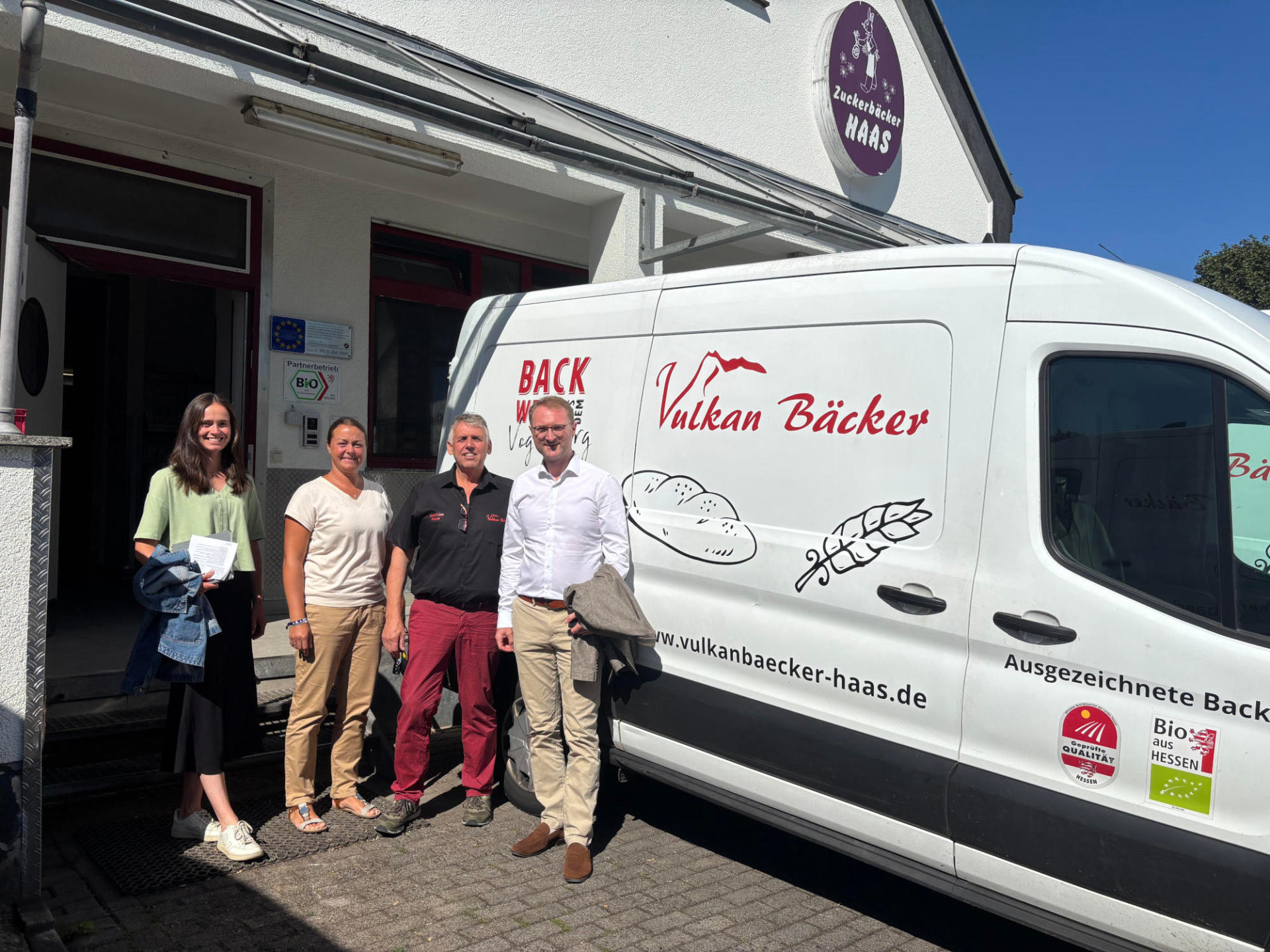 Landrat und Wirtschaftsdezernent Dr. Jens Mischak (rechts), ist gemeinsam mit Kathrin Janisch (von links) von der Wirtschaftsförderung des Vogelsbergkreises, und Susen Neumann, Arbeitgeberservice der KVA Vogelsbergkreis – Kommunales Jobcenter, zu Gast bei Bäckermeister Joachim Haas, Geschäftsführer des Vulkanbäckers Haas, in Schotten.