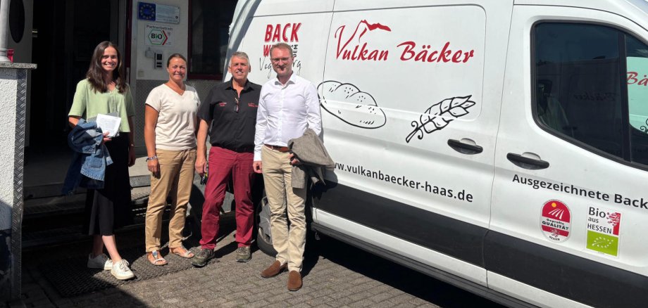 Landrat und Wirtschaftsdezernent Dr. Jens Mischak (rechts), ist gemeinsam mit Kathrin Janisch (von links) von der Wirtschaftsförderung des Vogelsbergkreises, und Susen Neumann, Arbeitgeberservice der KVA Vogelsbergkreis – Kommunales Jobcenter, zu Gast bei Bäckermeister Joachim Haas, Geschäftsführer des Vulkanbäckers Haas, in Schotten.