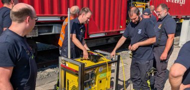 Jeder Handgriff muss sitzen - gerade wenn in der Lage jede Minute zählt. Auf einem Bahnsteig üben Einsatzkräfte den Umgang mit Notstromaggregaten