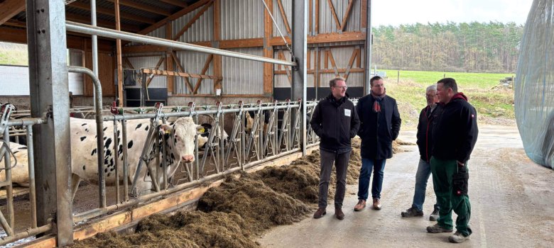Frische Luft ist ein wichtiger Faktor: Im Jungviehstall erläutern Henning und Karl Caspar, worauf es bei modernen Ställen ankommt.
