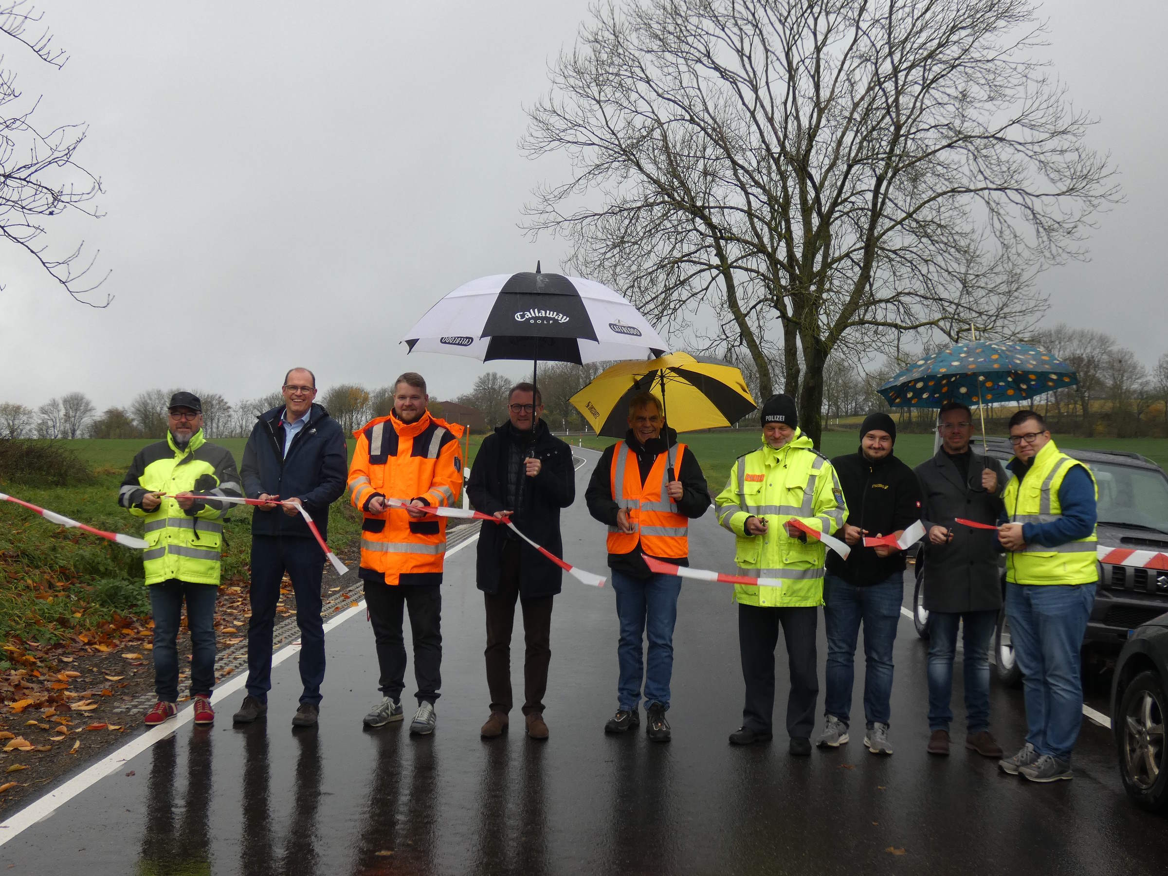 Das Foto zeigt (von links): Uwe Kraft, Leiter des Amts für Straßenverkehrsangelegenheiten des Vogelsbergkreises, Sascha Spielberger, Bürgermeister Freiensteinau, Marcel Faust, Hessen Mobil, Dr. Jens Mischak, Erster Kreisbeigeordneter Vogelsbergkreis, Marcus Berger, Oberbauleiter Firma Strassing, Holger Roth, Polizei Vogelsberg, Phillip Wald, Bauleiter Firma Strassing, Stefan Günther, Vogelsbergkreis, Kevin Alles, Verkehrsbehörde Vogelsbergkreis.