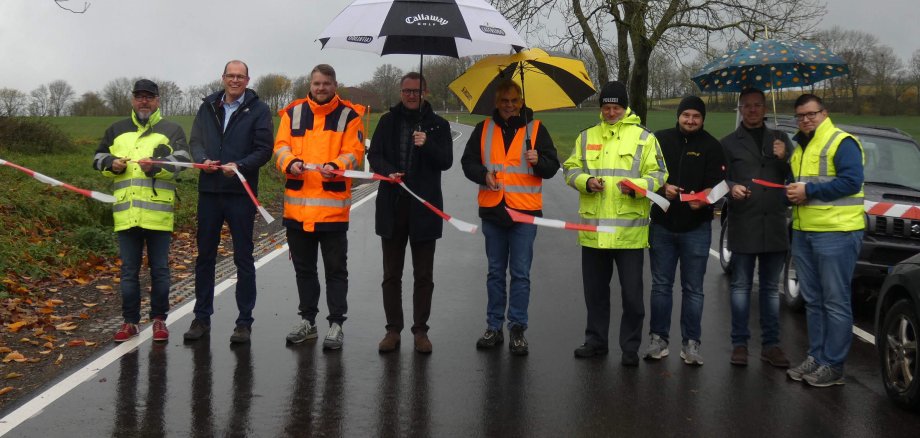 Das Foto zeigt (von links): Uwe Kraft, Leiter des Amts für Straßenverkehrsangelegenheiten des Vogelsbergkreises, Sascha Spielberger, Bürgermeister Freiensteinau, Marcel Faust, Hessen Mobil, Dr. Jens Mischak, Erster Kreisbeigeordneter Vogelsbergkreis, Marcus Berger, Oberbauleiter Firma Strassing, Holger Roth, Polizei Vogelsberg, Phillip Wald, Bauleiter Firma Strassing, Stefan Günther, Vogelsbergkreis, Kevin Alles, Verkehrsbehörde Vogelsbergkreis.
